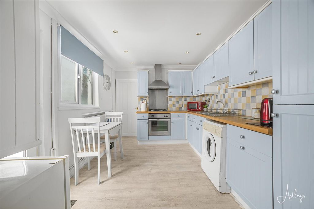 Property photo 3 of 25 Kitchen