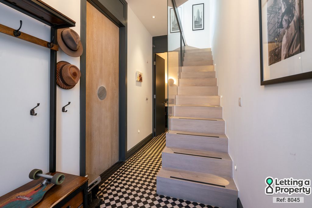 Property photo 2 of 31