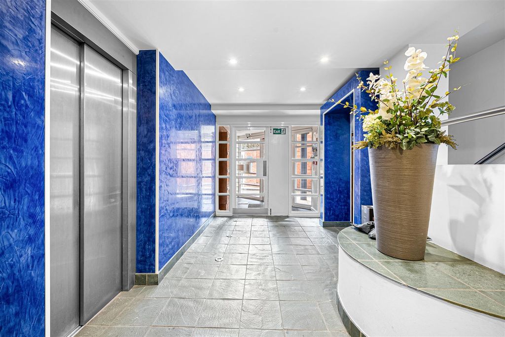 Property photo 2 of 9 Lobby