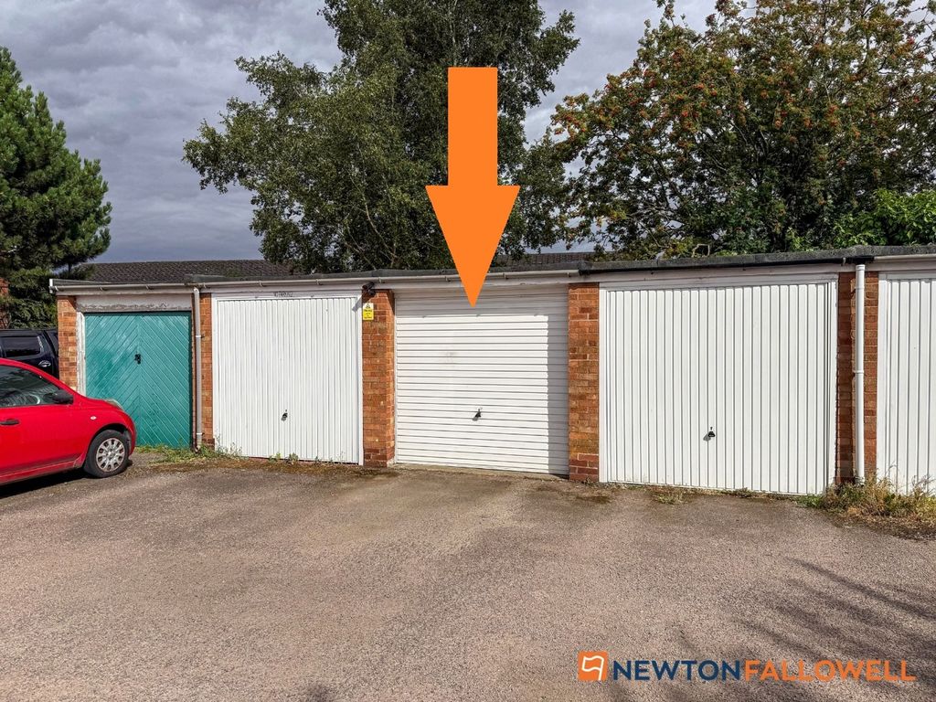 Property photo 3 of 8 Garage