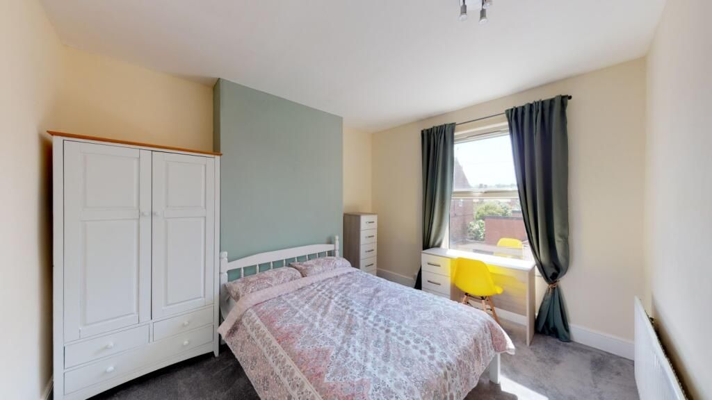 Property photo 1 of 6 Bright And Cozy Double Bedroom Featuring A Comfort...