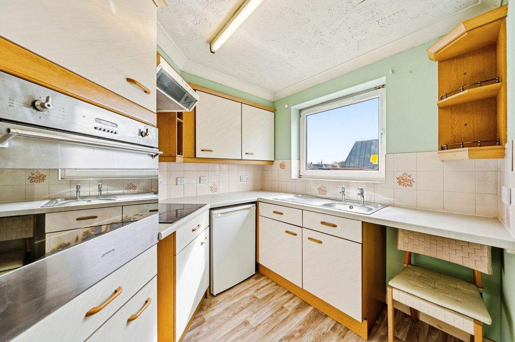 Property photo 3 of 9 Kitchen