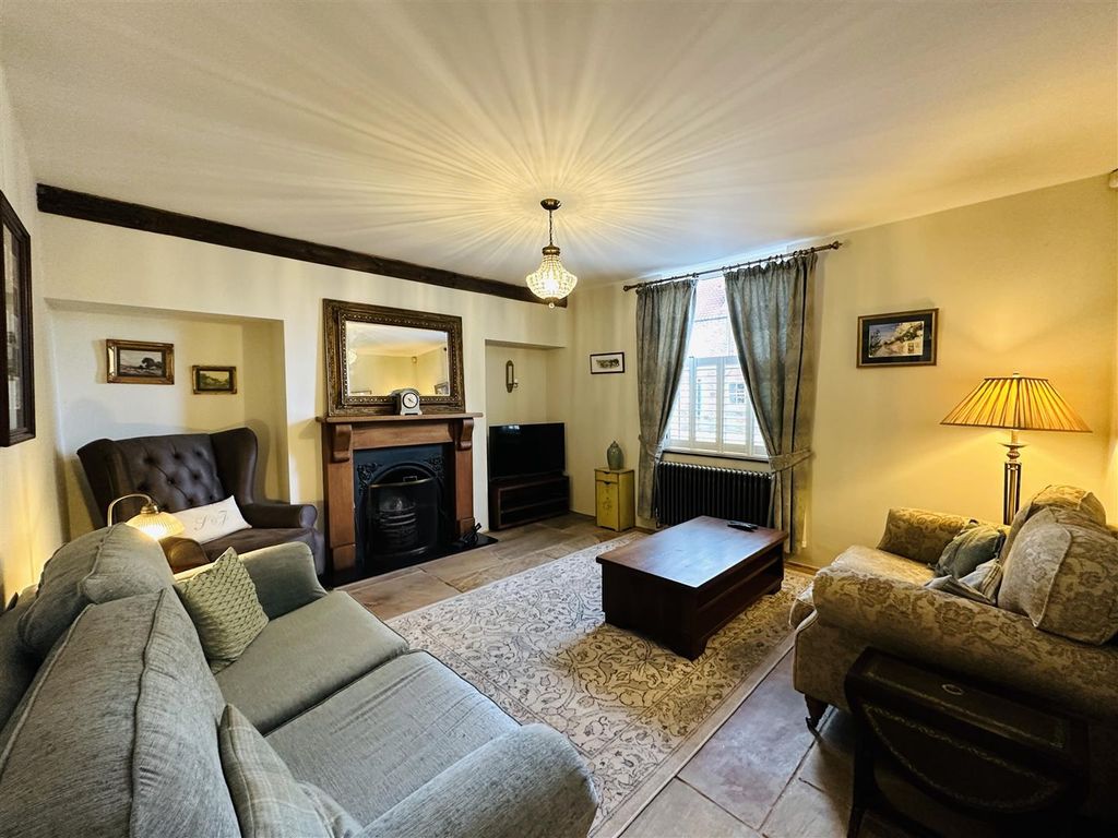 Property photo 2 of 33 Lounge