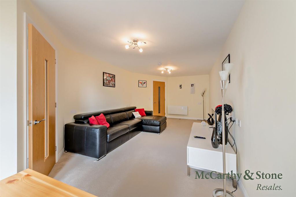 Property photo 3 of 18 8704541-Interior17-800.Jpg