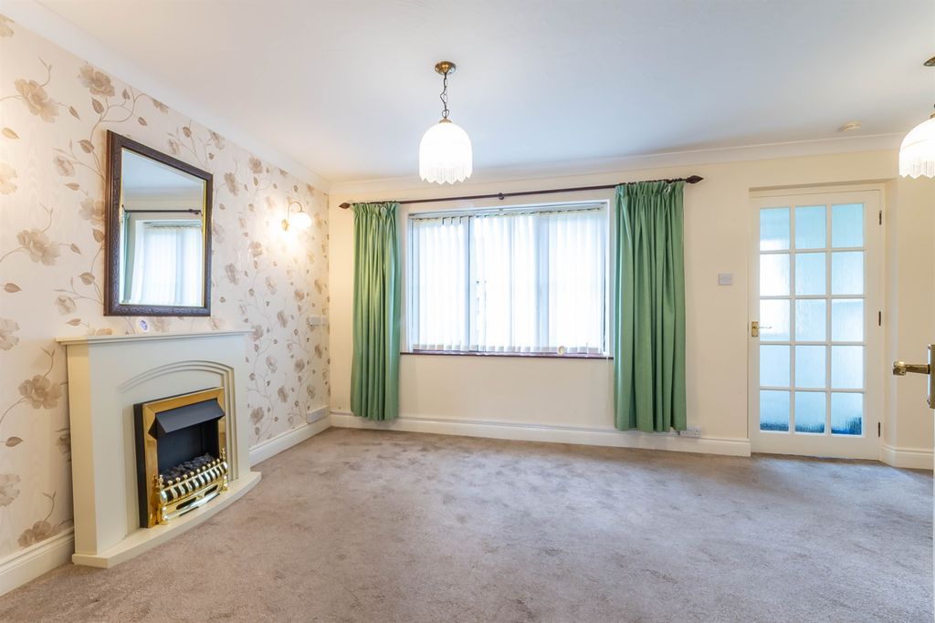 Property photo 2 of 14 Lounge