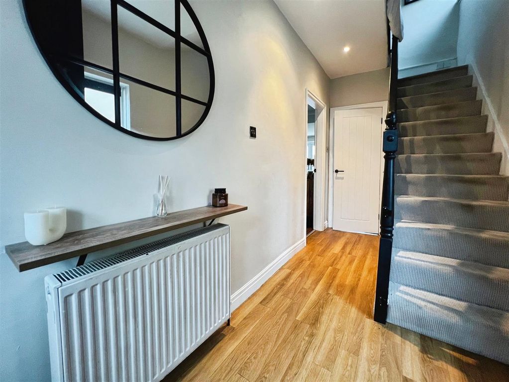 Property photo 2 of 33 Entrance Hall