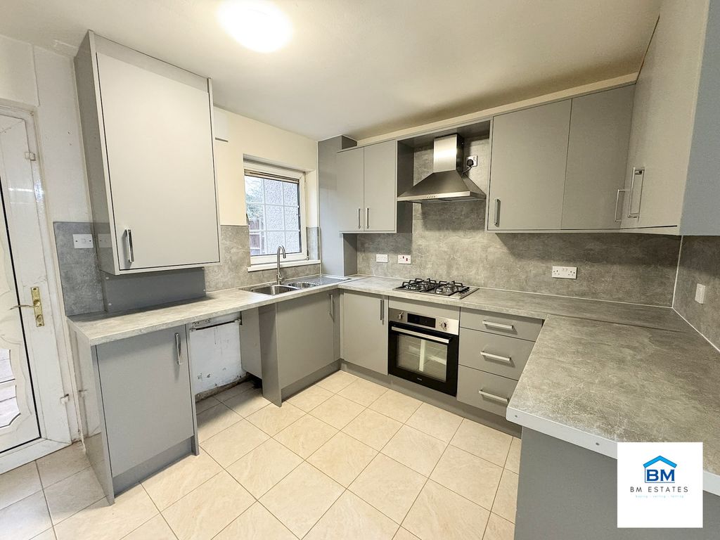 Property photo 3 of 8 Kitchen