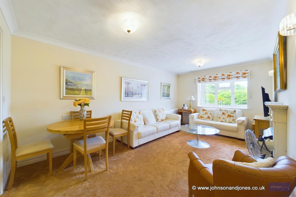 Property photo 3 of 10 3 Lounge.Jpg