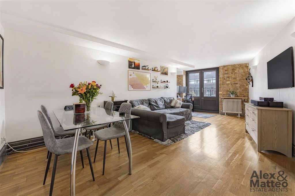 Property photo 1 of 18 Globe Wharf