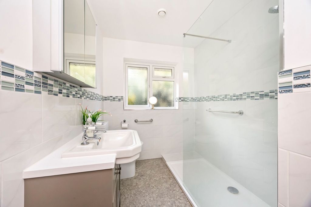 Property photo 3 of 17 Bathroom