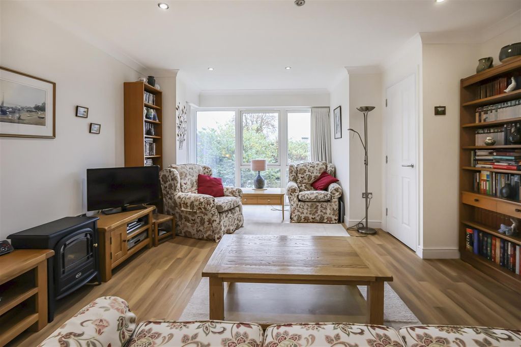 Property photo 2 of 13 6_66100.Jpg