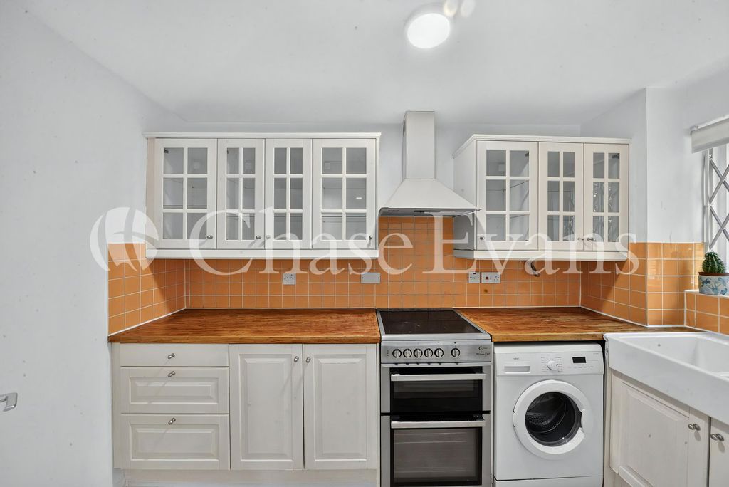 Property photo 3 of 11 Kitchen
