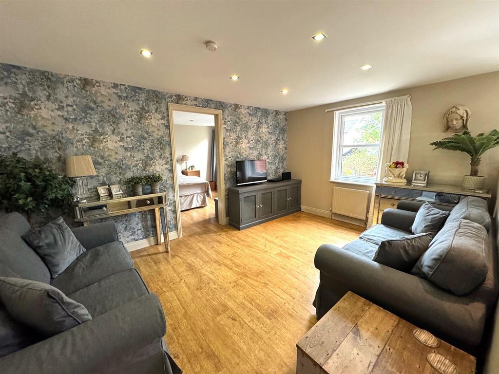 Property photo 3 of 17 2A Lounge.Jpg