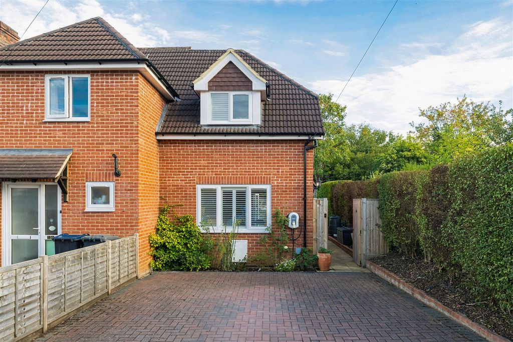 Property photo 1 of 24 16A Elizabeth Road Godalming-11.Jpg