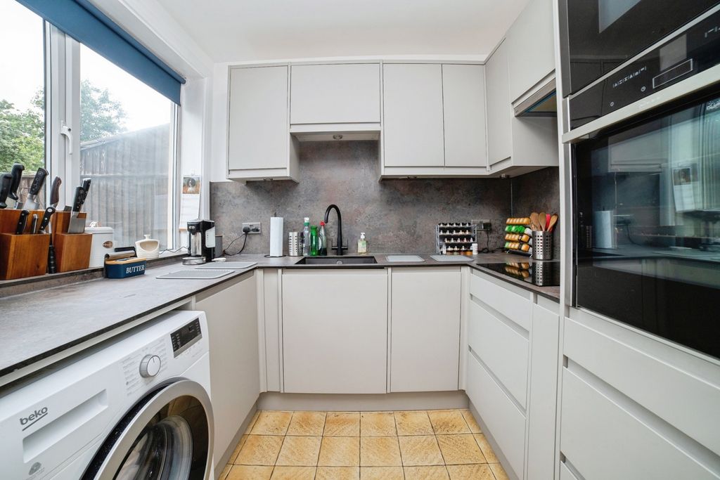Property photo 2 of 25 Kitchen