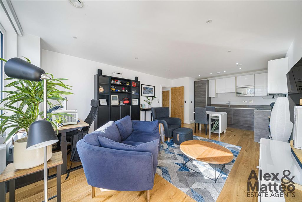 Property photo 1 of 15 Marine Wharf East