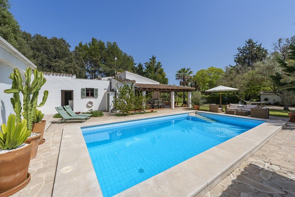 Property photo 1 of 20 Pool And Exterior (1)