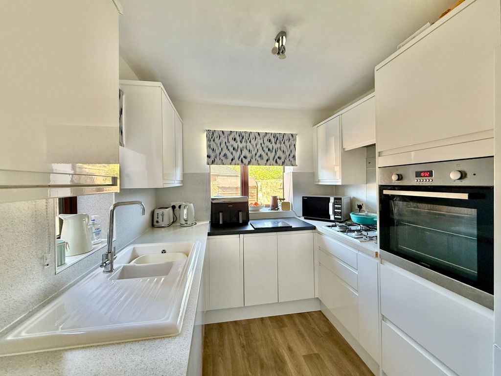 Property photo 2 of 11 Kitchen