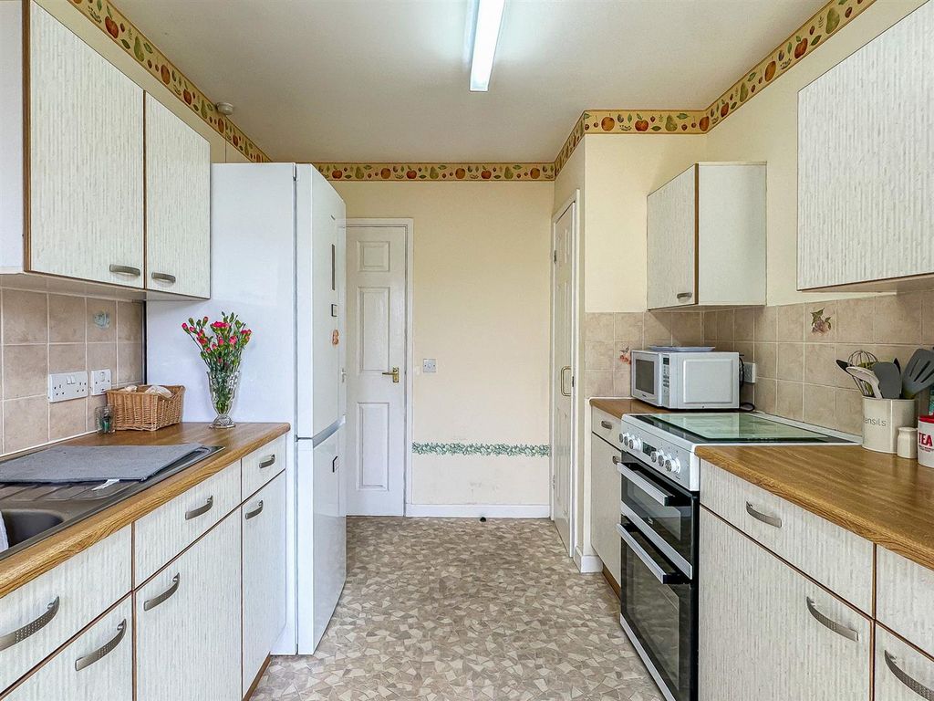 Property photo 3 of 9 Kitchen