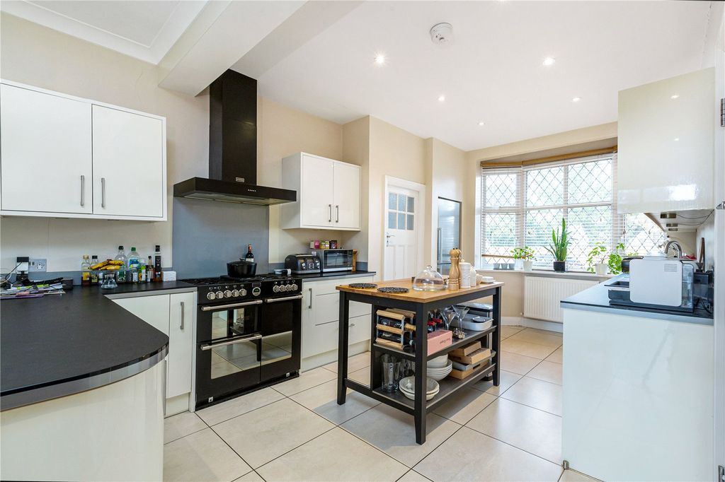 Property photo 3 of 9 Kitchen