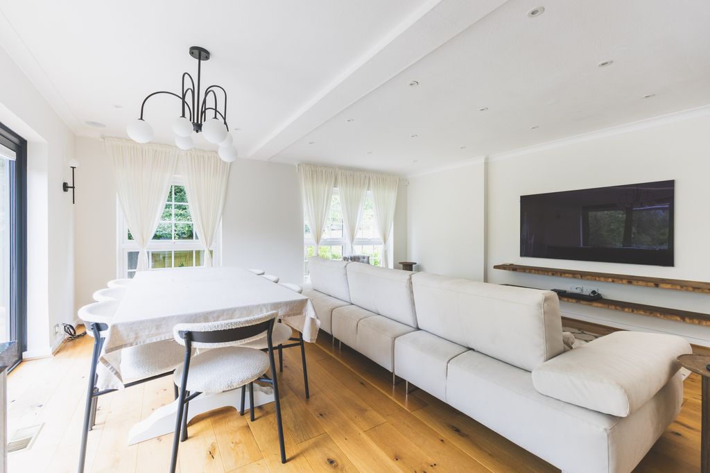 Property photo 3 of 32