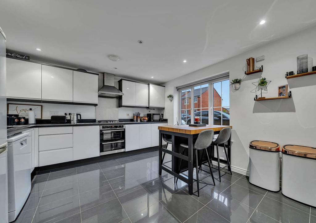 Property photo 3 of 32