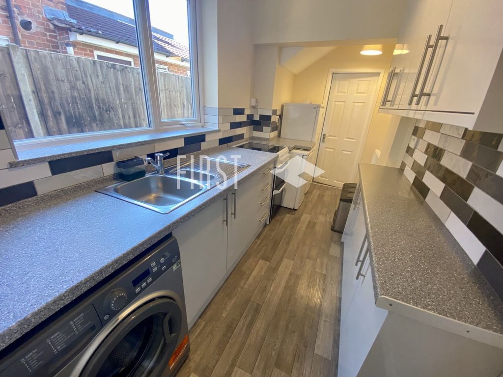 Property photo 3 of 8 Kitchen