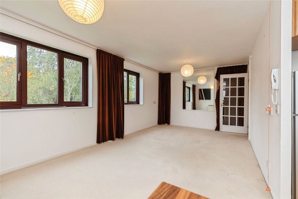 Property photo 3 of 10 Lounge