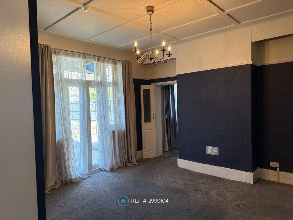 Property photo 3 of 12 Lounge