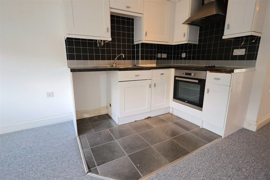 Property photo 3 of 6 Kitchen