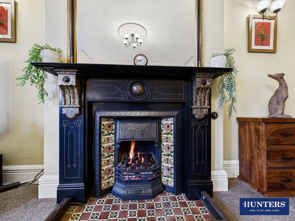 Property photo 3 of 31 Living Room