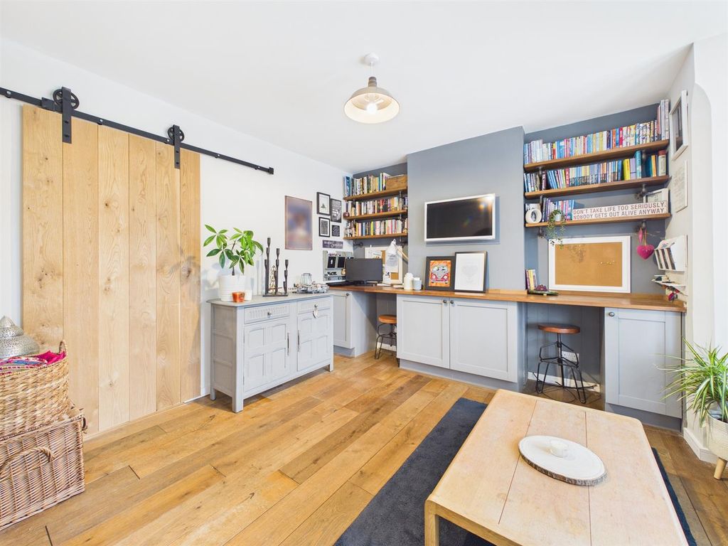 Property photo 2 of 25