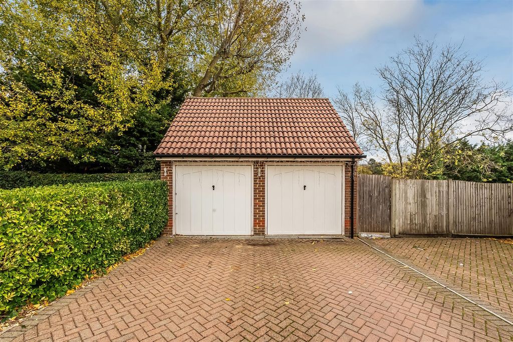 Property photo 2 of 30 19-St-Margaret-Drive-52.Jpg