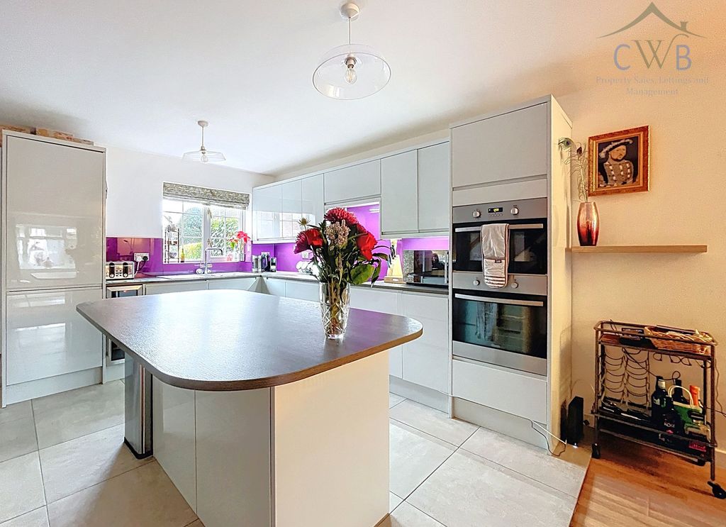 Property photo 2 of 20