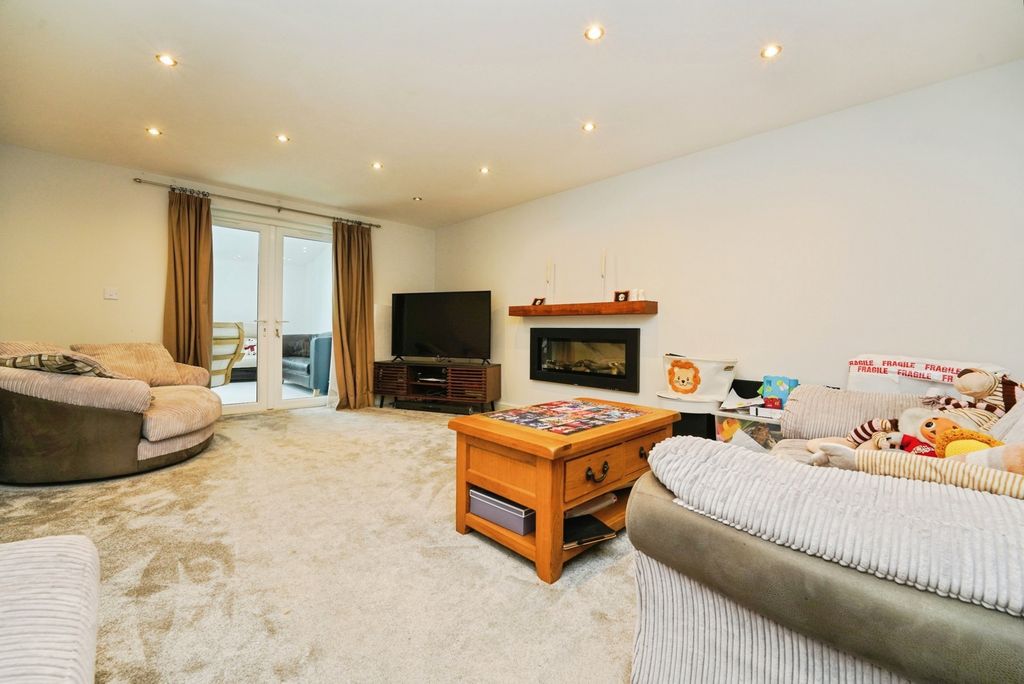 Property photo 3 of 20 Lounge