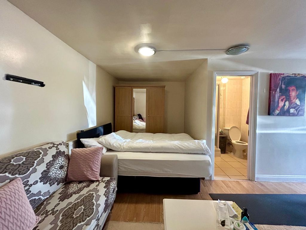 Property photo 1 of 5 Studio Flat With Massive Drive Way, N15