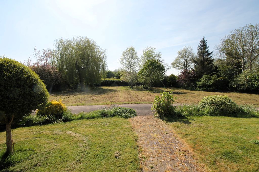 Property photo 2 of 23 Gardens