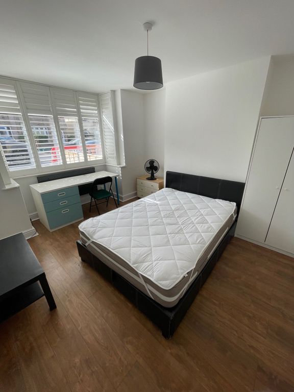Property photo 2 of 7 A Neat And Bright Double Bedroom Featuring A Comfo...