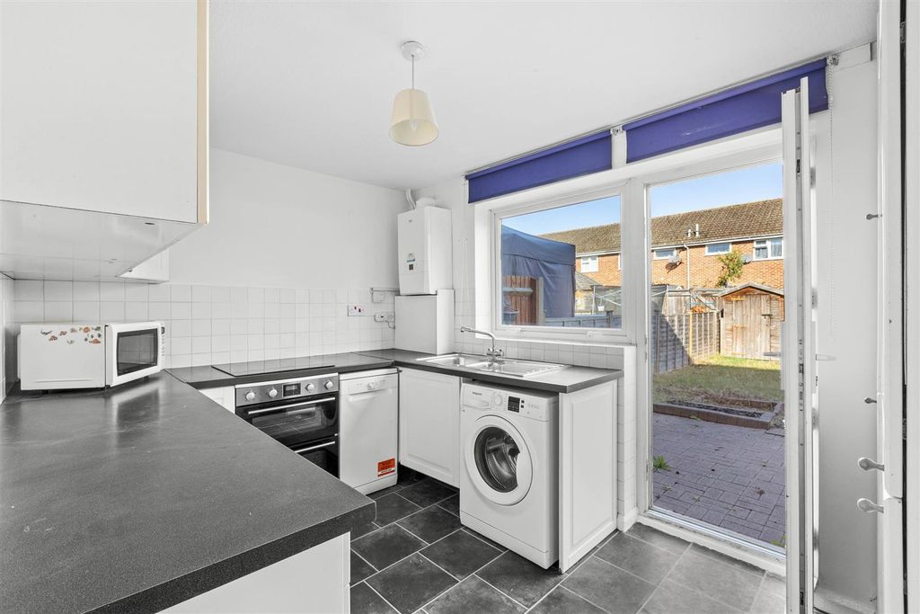 Property photo 2 of 11 16 Ditchingham Close, Hp19 7Sa (Low Res)-6.Jpg