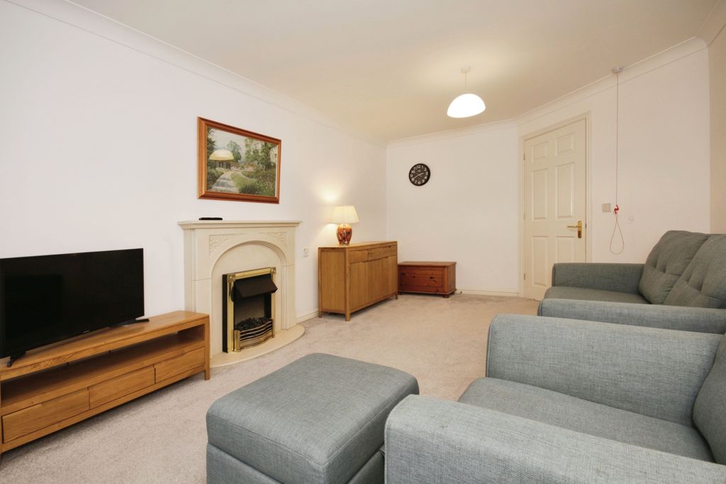 Property photo 3 of 13 Lounge