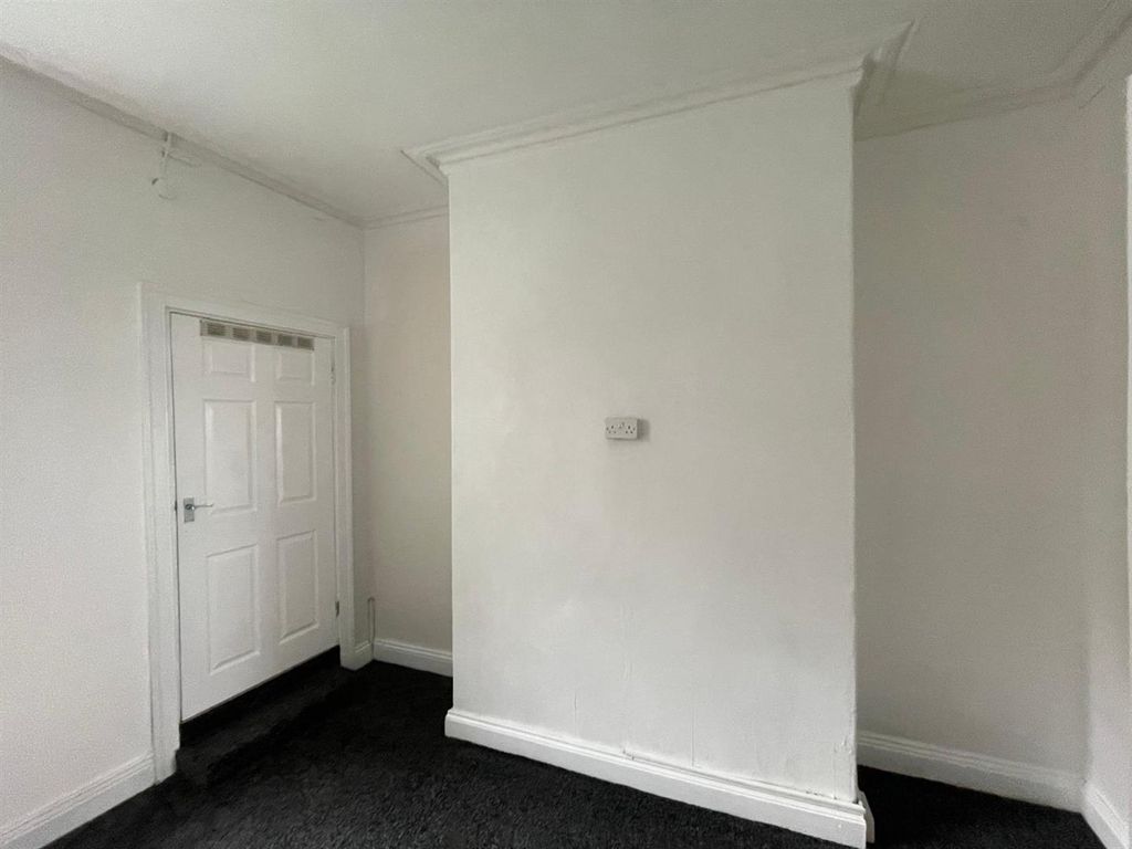 Property photo 2 of 7 Living Room