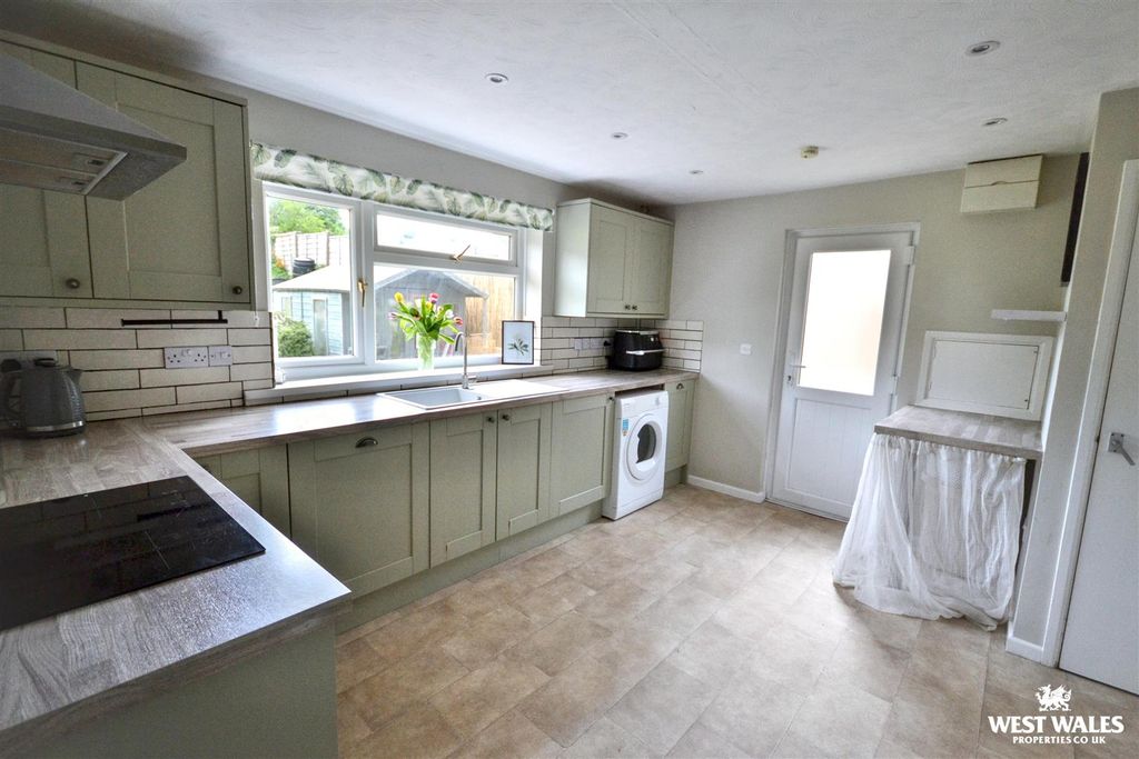 Property photo 3 of 21 Best Kitchen 2 Photo.Jpg