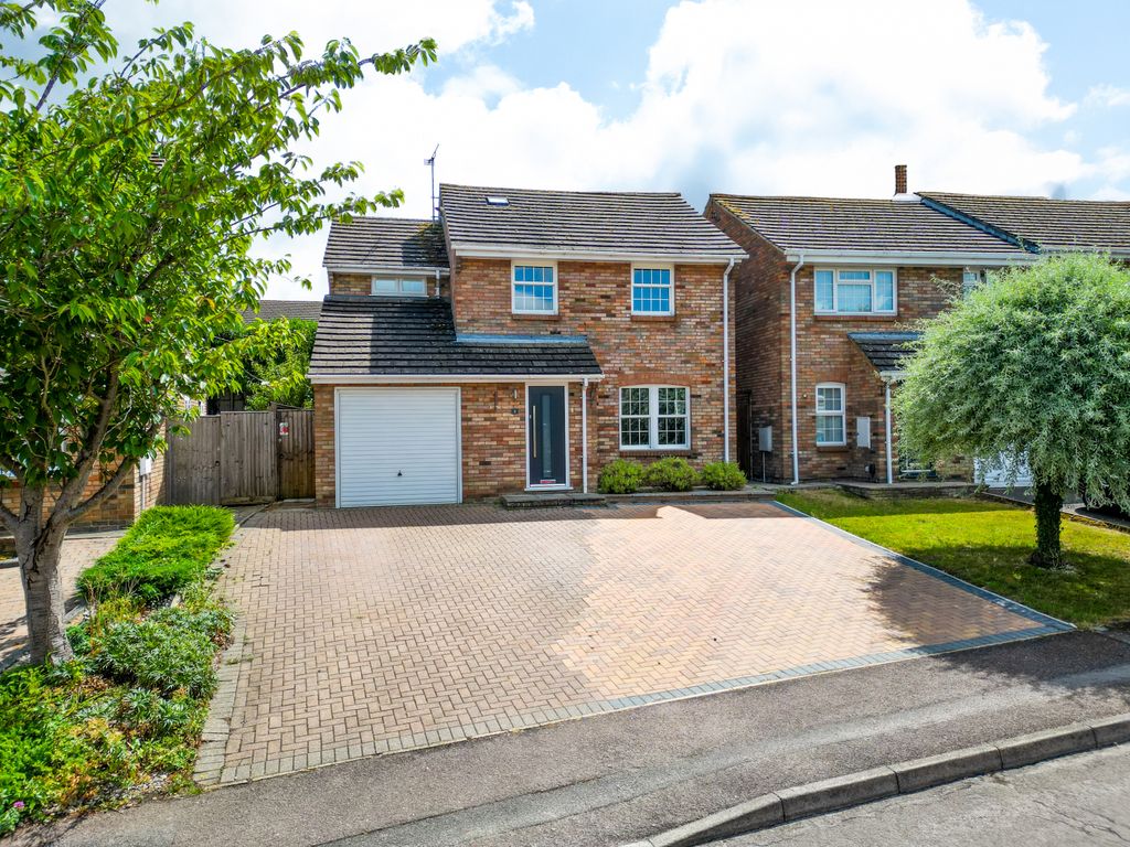 Property photo 1 of 30 Hunters Close, Tring