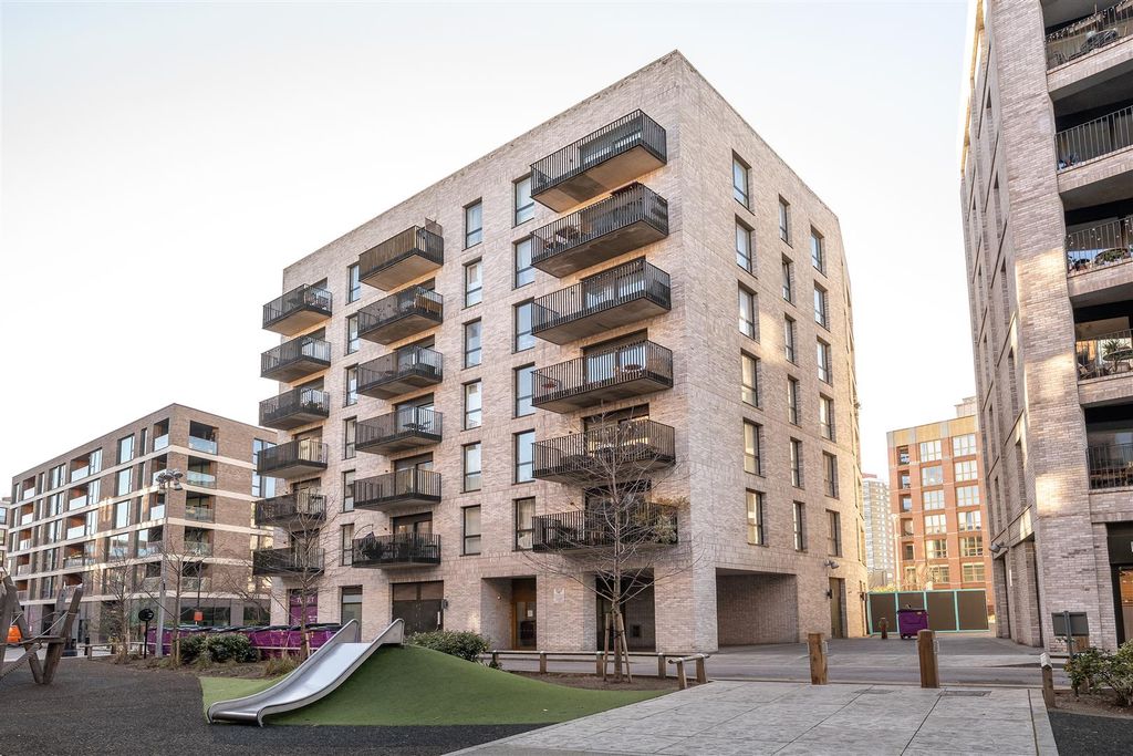 Property photo 3 of 15 Rookwood Way, E3