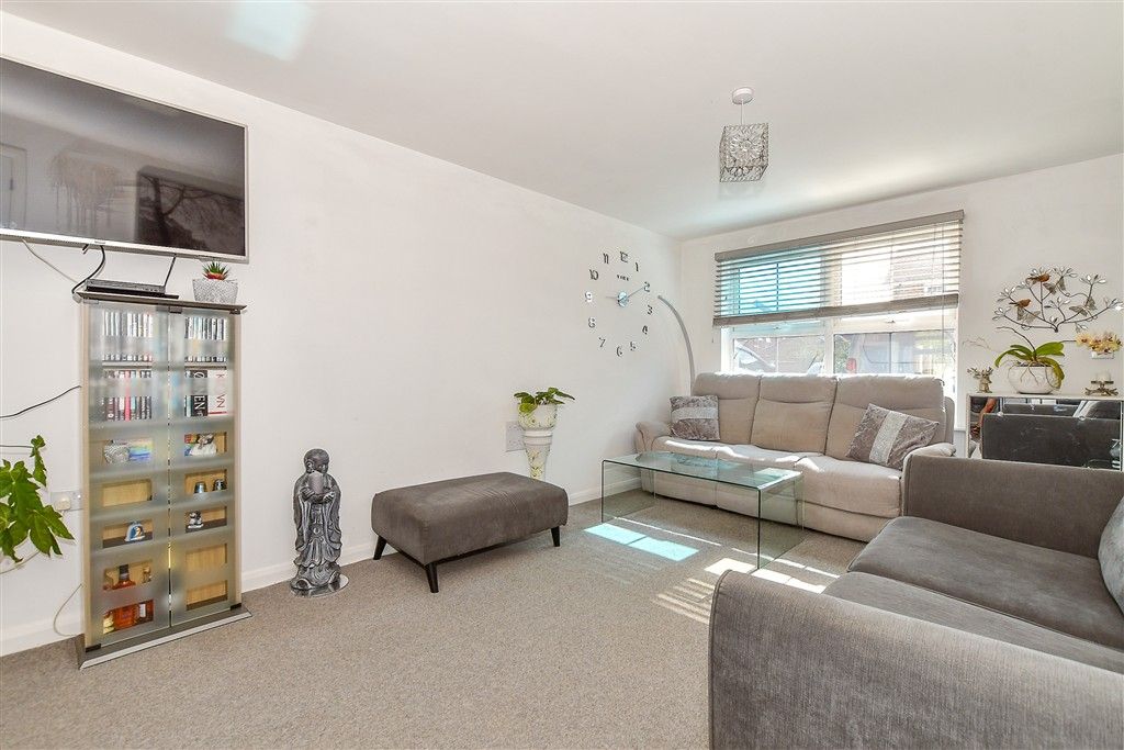 Property photo 3 of 11 Lounge