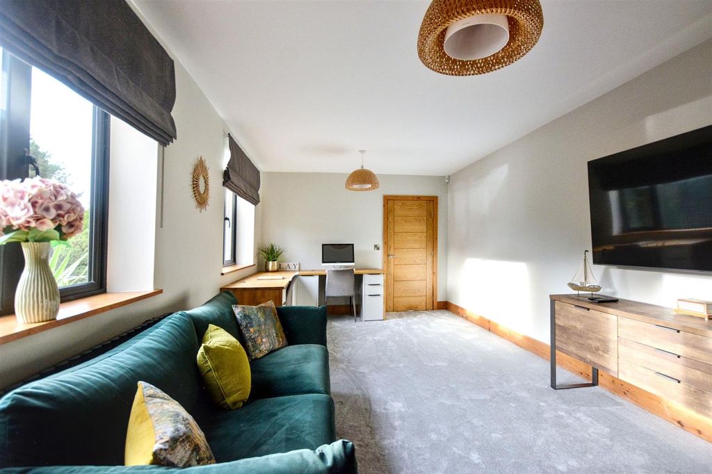 Property photo 3 of 46 Lounge