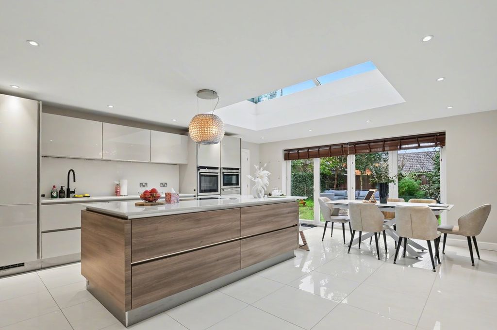 Property photo 2 of 20