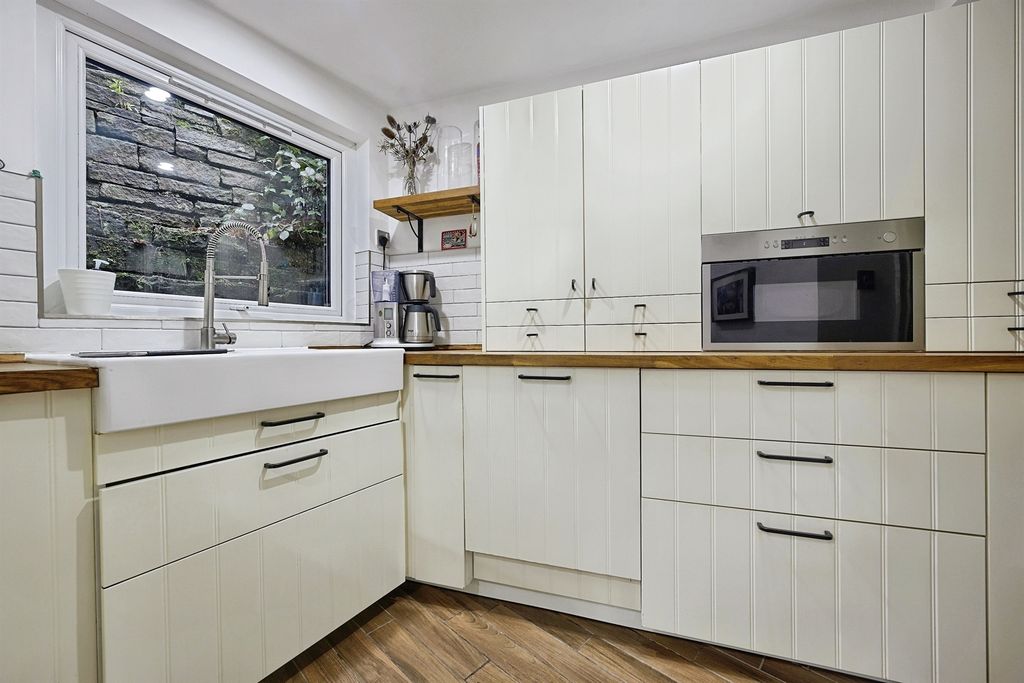 Property photo 3 of 24