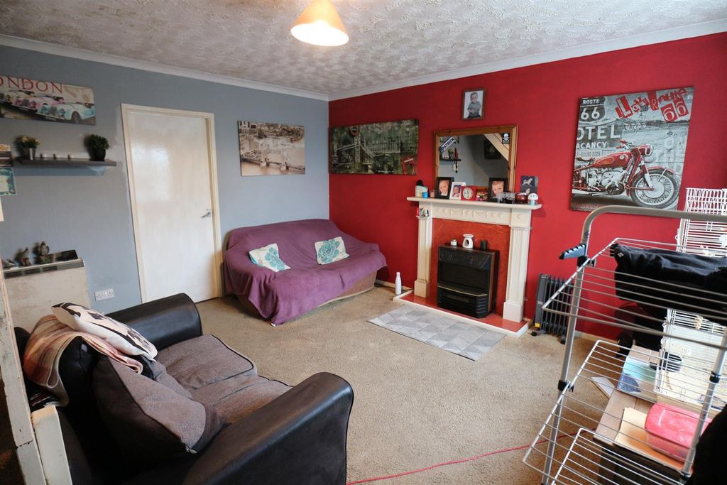 Property photo 3 of 11 Living Room