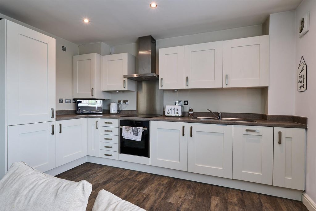 Property photo 3 of 11 Kitchen Area